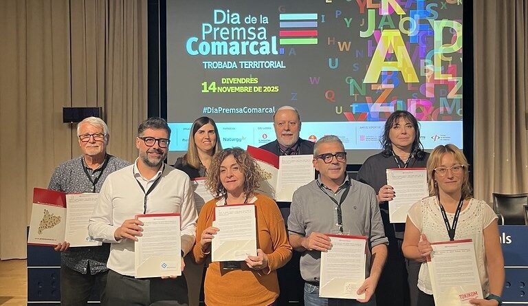 Pablo Garcia presidente de AMEGA Firmando o manifesto polo Dia da Pemsa Comarcal