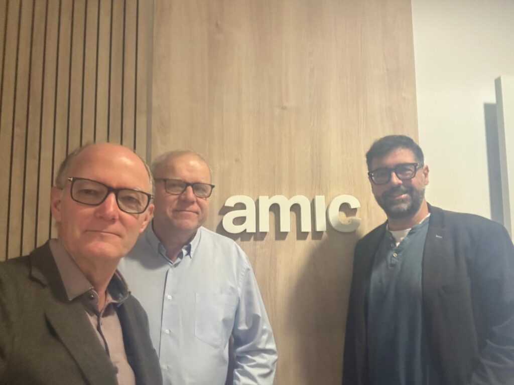 reunión con Josep Ritort de AMIC con Henrique Sanfiz e Pablo Garcia
