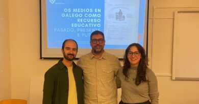 Miguel Rod., Pablo García e Rebeca Munín da AMEGA levando as Microcrecenciais e os Medios en Galego como recurso educativo á USC