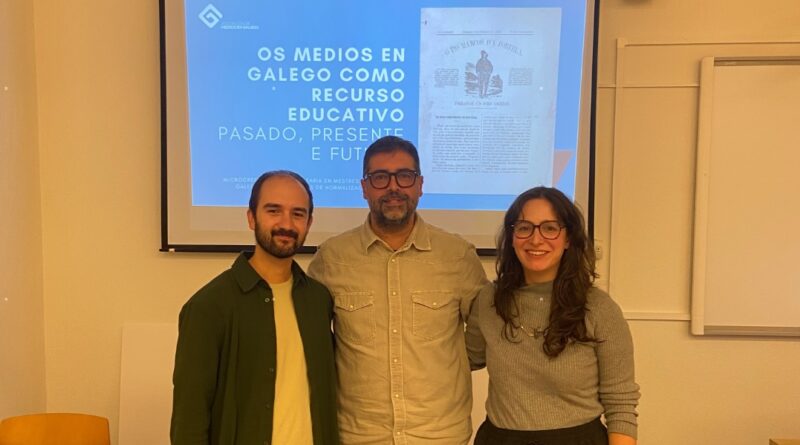 Miguel Rod., Pablo García e Rebeca Munín da AMEGA levando as Microcrecenciais e os Medios en Galego como recurso educativo á USC